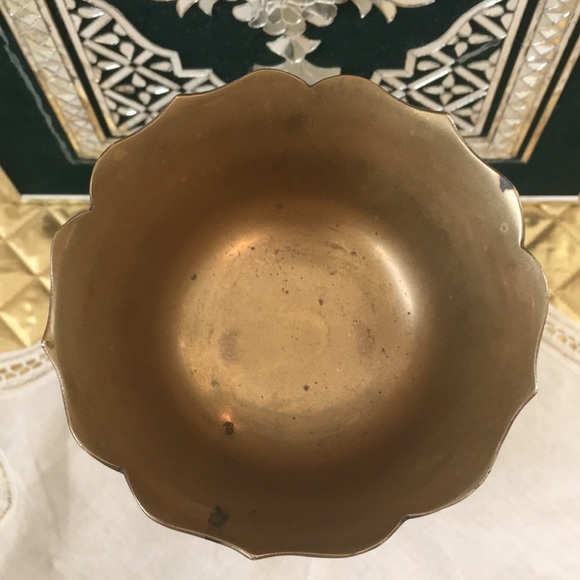 Vintage Brass Scalloped edge bowl - Picture 5 of 9